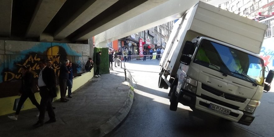 Altgeçitte İlerleyen Kamyonet Yol İle Köprü Arasına Sıkışarak Havada Asılı Kaldı