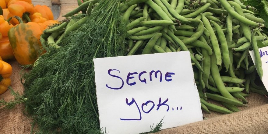 Pazarda Seçmece Yasaklandı, Yiyecekleri Pazarcılar Poşetledi