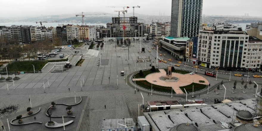 Korona Virüs Salgını Nedeniyle Taksim Ve İstiklal Caddesi Boş Kaldı