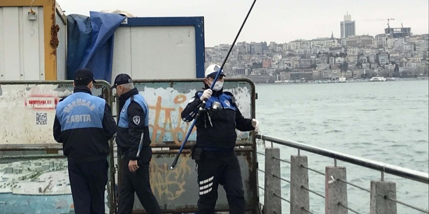 Üsküdar’da Bariyerlerin Arkasına Saklanıp Balık Tutmak İstedi Zabıtaya Yakalandı