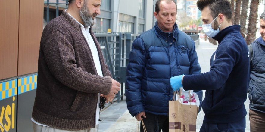 Kağıthane’de Taksi Şoförlerinin Ateşi Ölçüldü