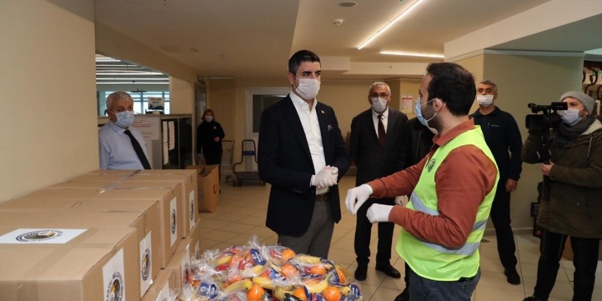 Kartal’da Sağlık Çalışanlarına Çikolatalı Ve Meyveli Jest