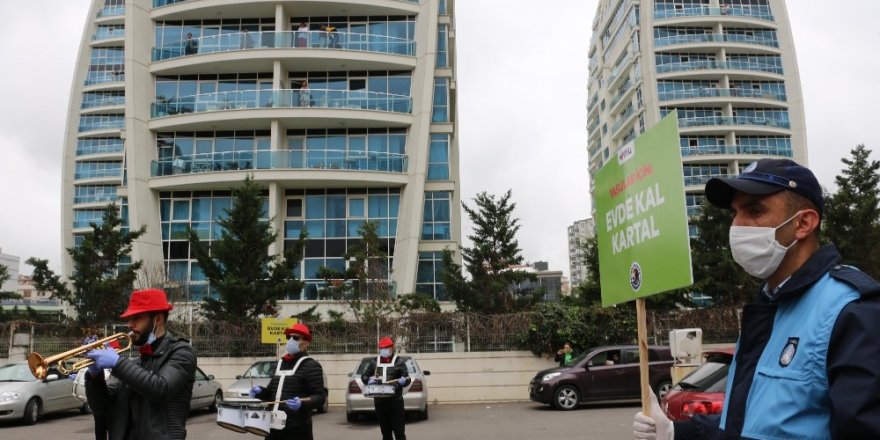 Korona Virüs Nedeniyle Evde Kalan Vatandaşlar Sokaklarına Gelen Bando Takımıyla Moral Buldu