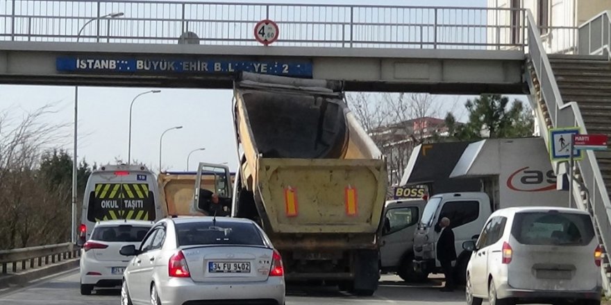 Damperi Bozuk Olan Kamyon Üstgeçide Takıldı