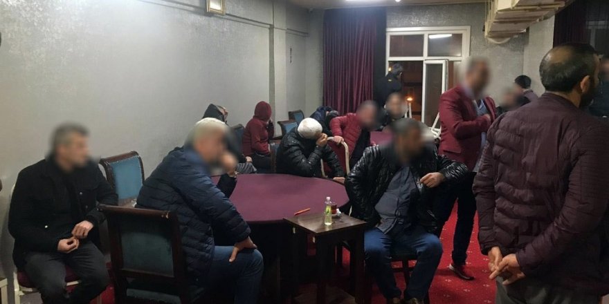 Korona Virüsü Hiçe Sayıp Kahvehanede Oyun Oynayan 26 Kişi Gözaltında