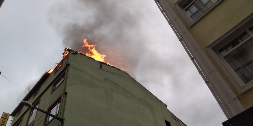 Beyoğlu’nda 5 Katlı Otelin Çatısı Alevlere Teslim Oldu