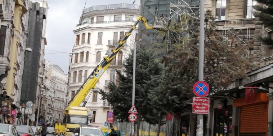 Fırtına Nedeniyle Uçan İskele Vatandaşları Korkuttu