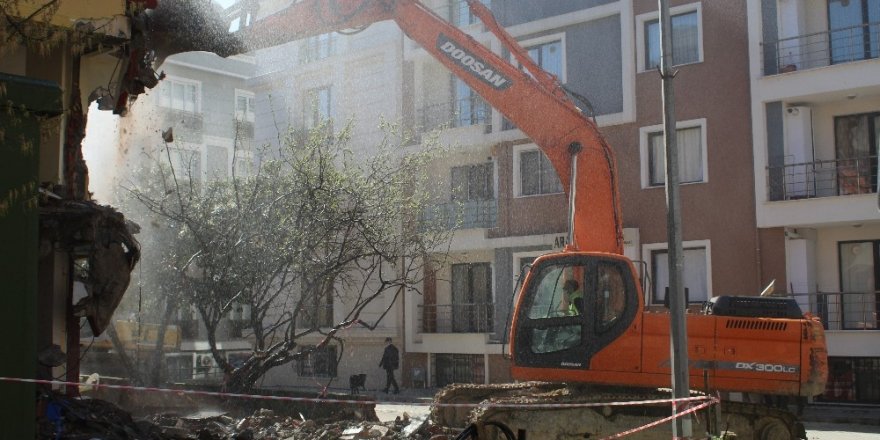 İstanbul'da  Ağır Hasarlı 64 Daireli 8 Binanın Yıkım İşlemlerine Başlandı