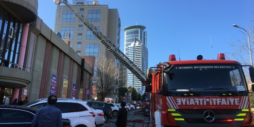 Kadıköy’de Marketin Çatısı Alevlere Teslim Oldu