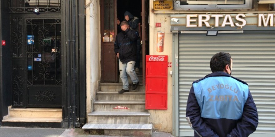 Taksim’de Yasağa Uymayan Şahıs Camdan Kaçmaya Çalışırken Yakalandı