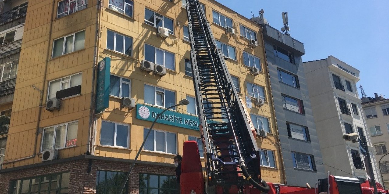 Kadıköy’de Feci Kaza: 2 İtfaiyeci Yaralandı