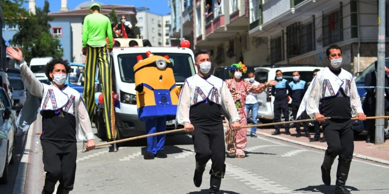 Esenyurt’ta Sosyal Mesafe Çubuğuyla Halay