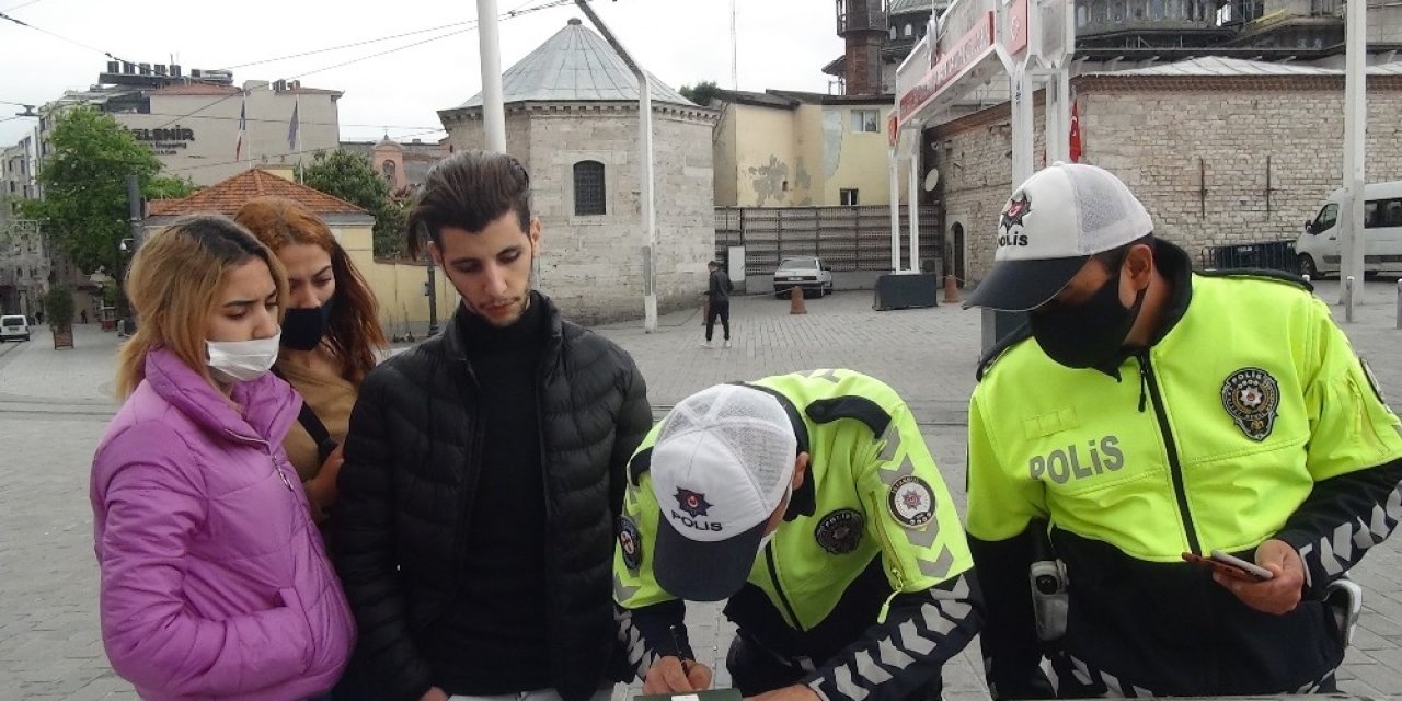 Taksim’de Kısıtlamada Sokağa Çıkan Turistlere Ceza Kesildi