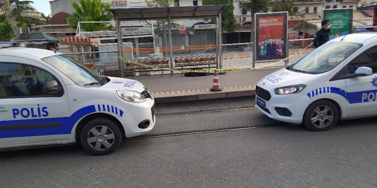 Fatih Beyazıt Tramvay Durağında Erkek Cesedi Bulundu