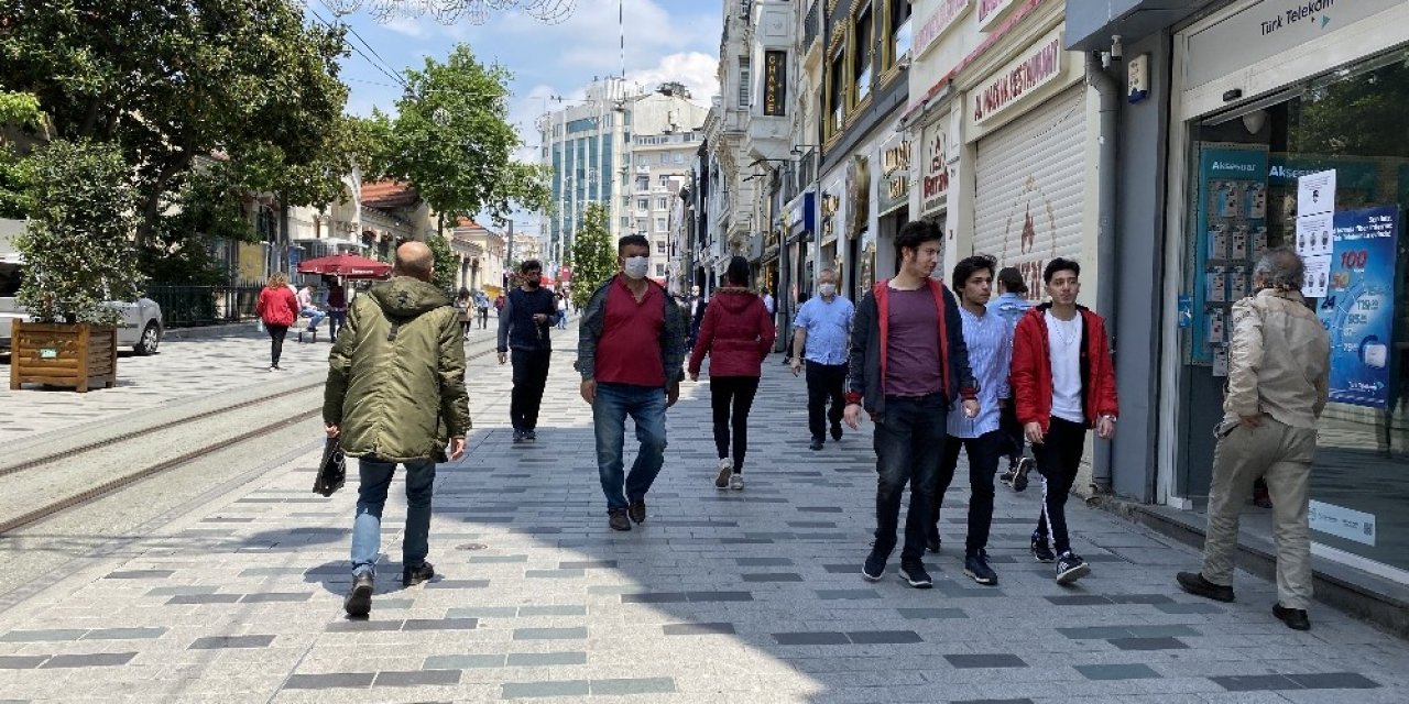 Yasağın sona ermesiyle birlikte İstiklal Caddesi'nde akın ettiler