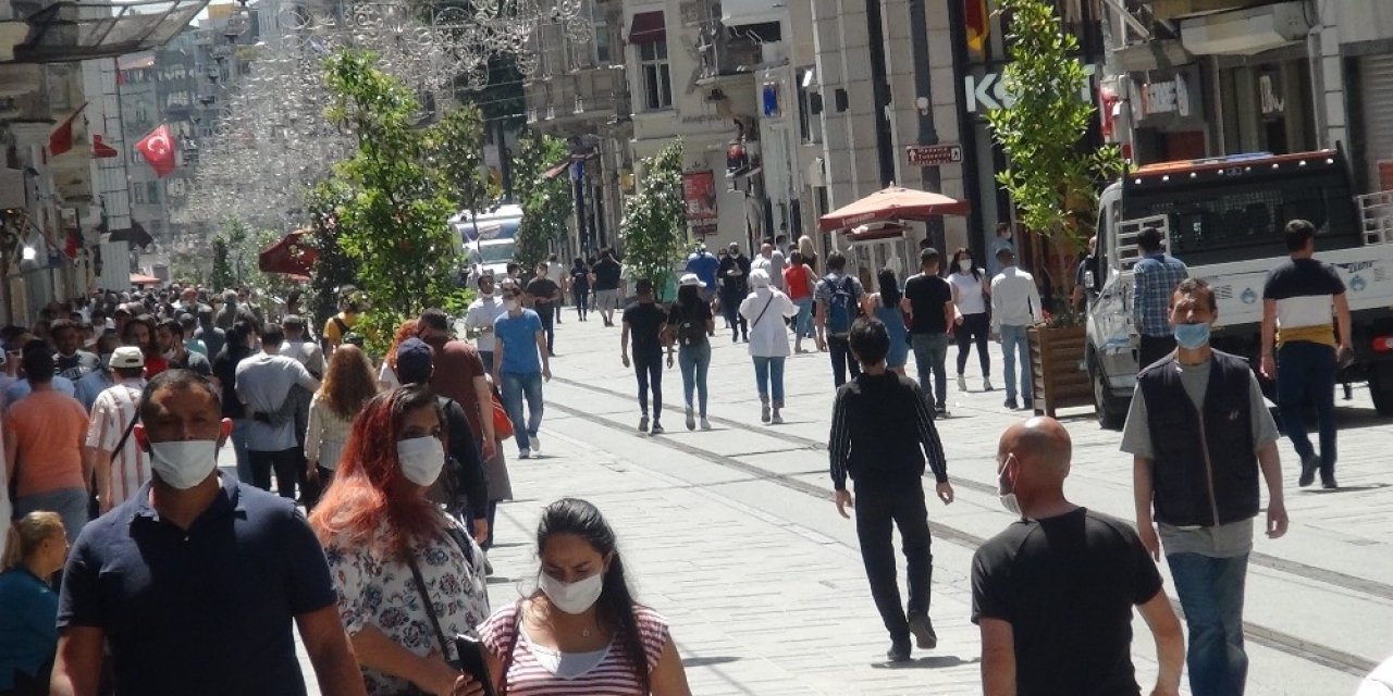 İstiklal Caddesi’nde Seyyar Satıcıdan Gazeteciye İlginç Tepki: “senin Yüzünden Müşteri Gelmiyor”