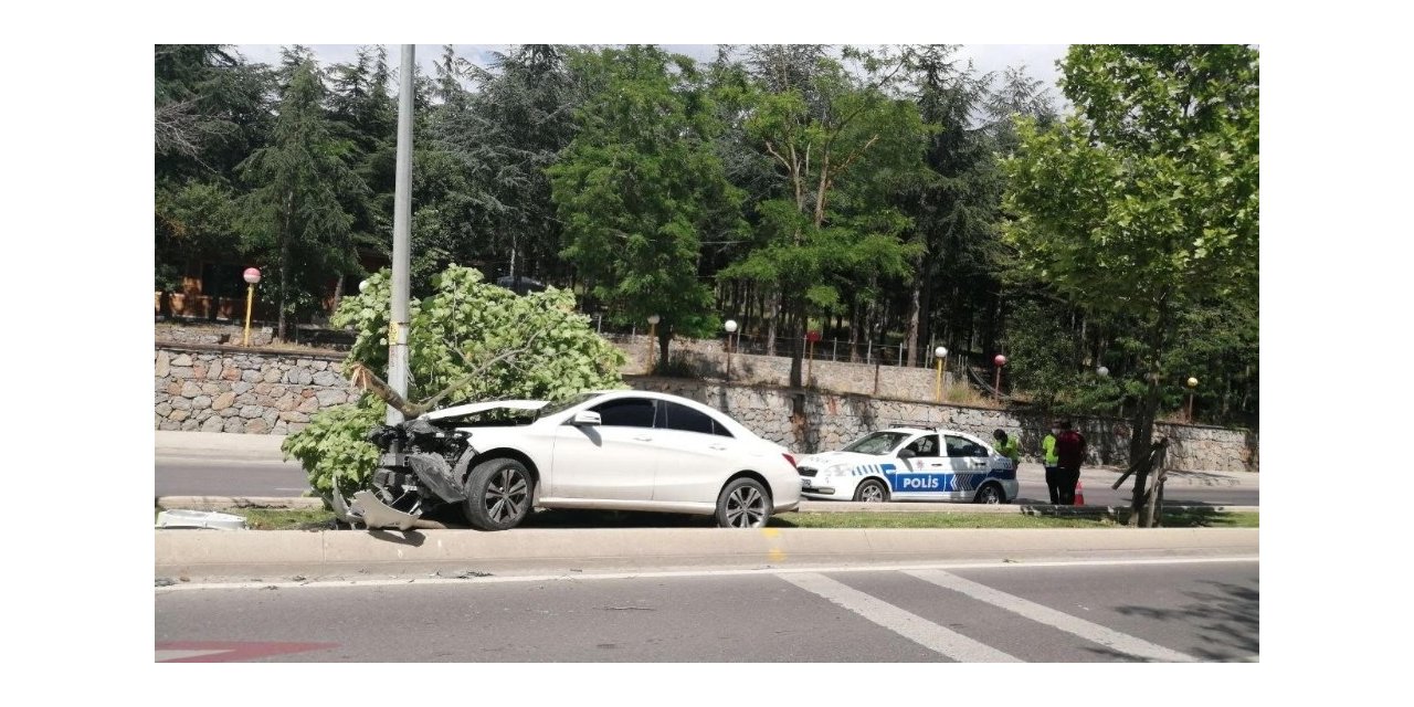 Kartal’da Kontrolden Çıkarak Direğe Çarpan Lüks Otomobil Kamerada