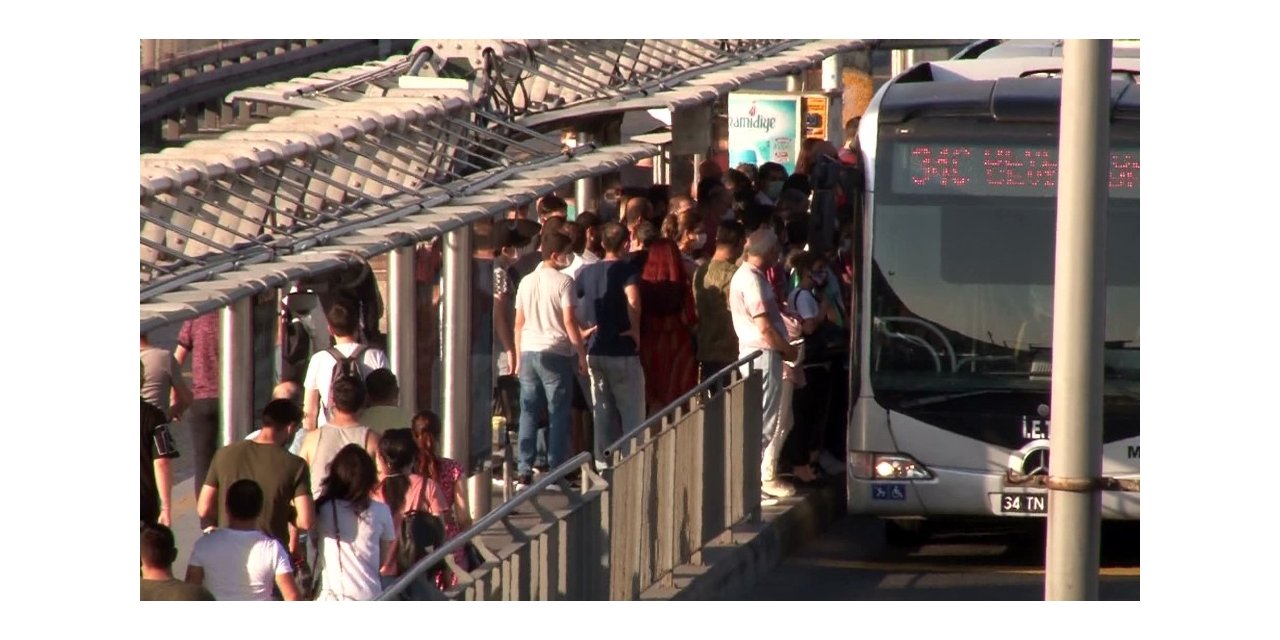 Duraklarda Sosyal Mesafesiz Riskli Metrobüs Bekleyişi