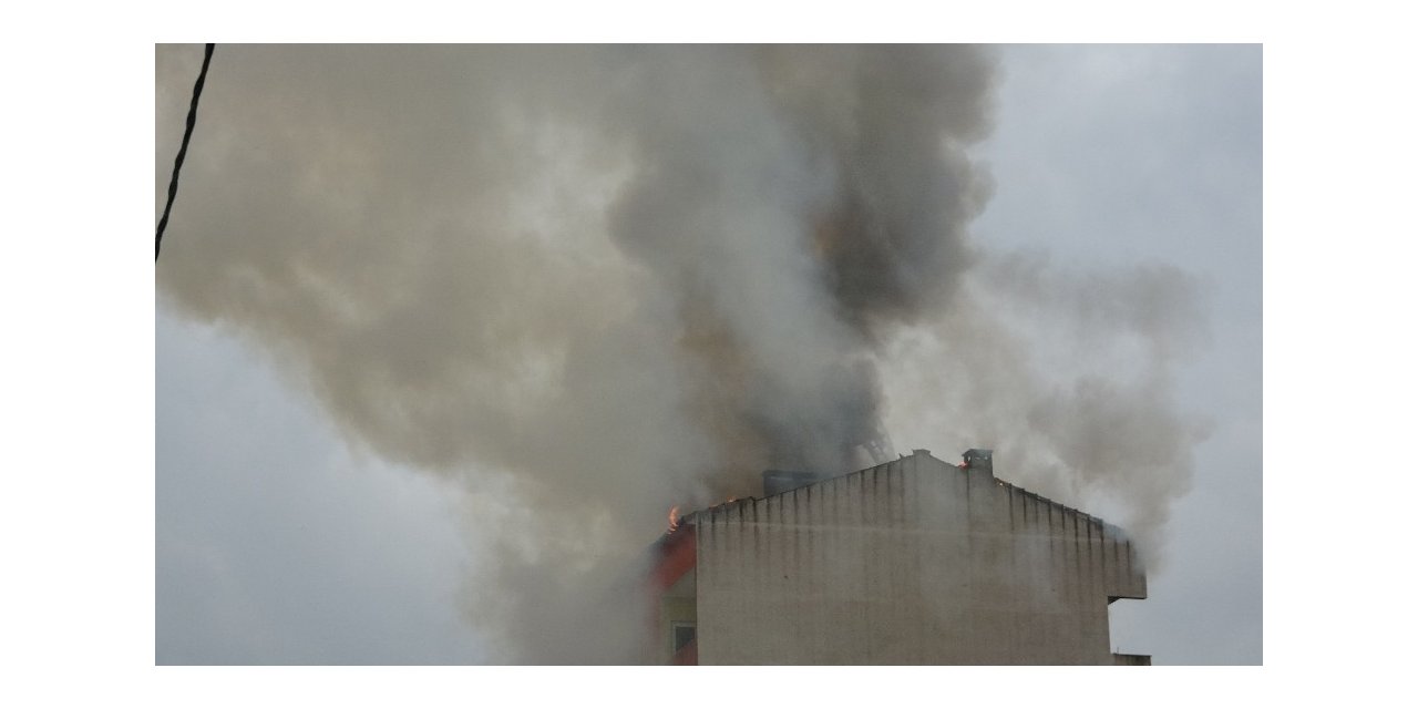 Yıldırım Düşen Apartman Çatışının Alev Alev Yandığı Anlar Kamerada