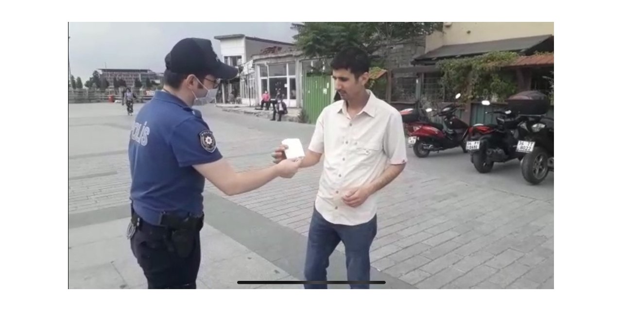 Kağıthane Polisi Vatandaşa Maske Dağıttı