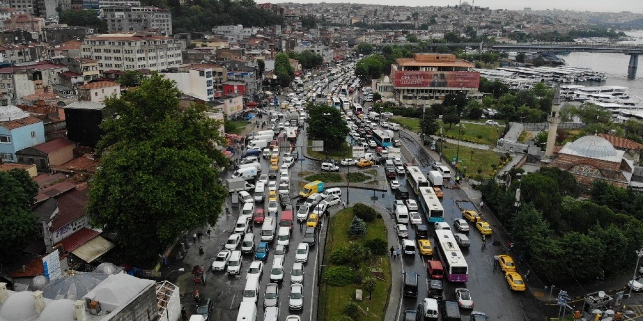 Eminönü’nde Şiddetli Yağış Sonrası Trafik Kilitlendi