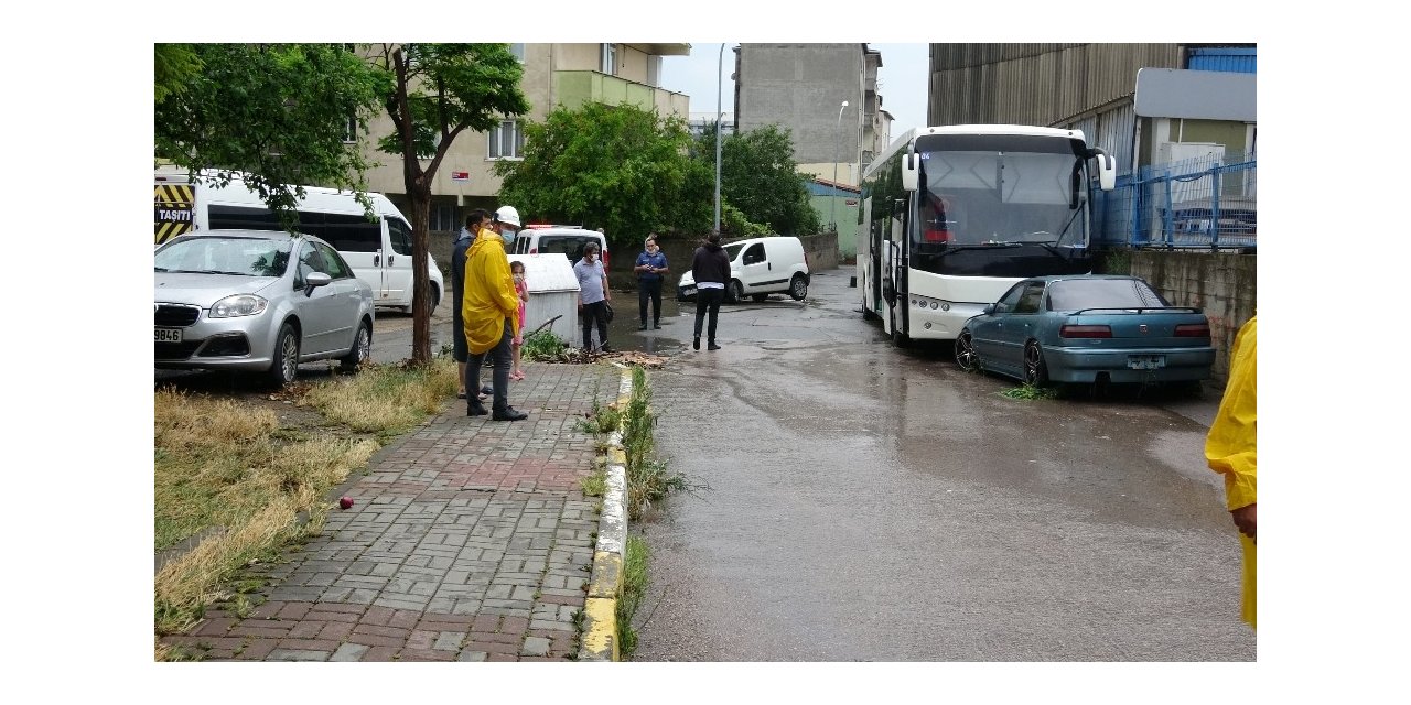 Pendik’te Yoğun Yağış Nedeniyle Yolu Sel Götürdü, Suda Sürüklenen Araç Kazaya Neden Oldu