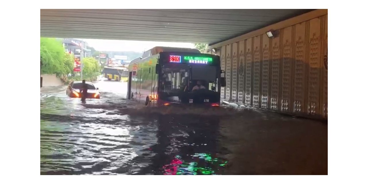 Sağanak Yağış İstanbul’u Felç Etti