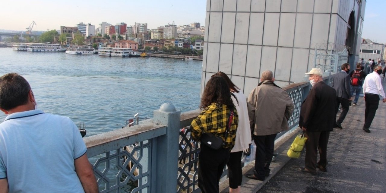 Galata Köprüsü’nde Denizden Erkek Cesedi Çıktı