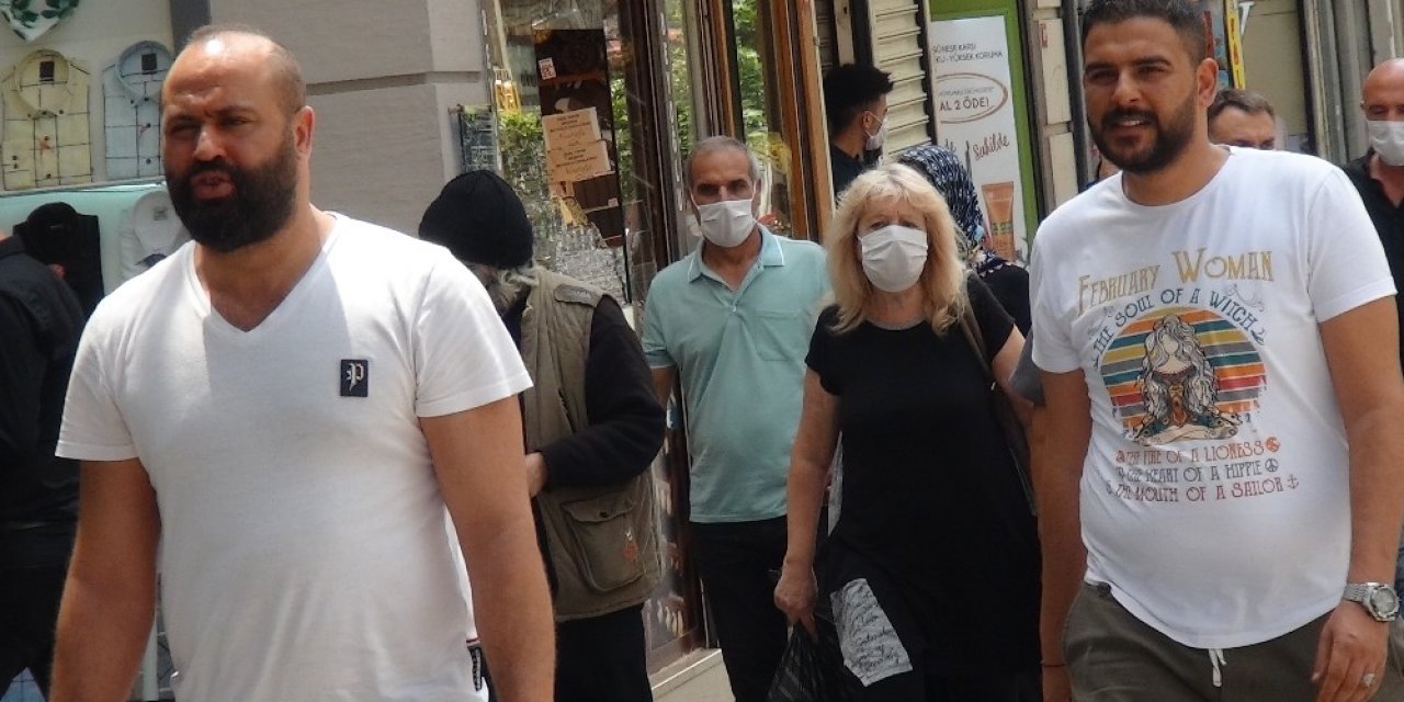 İstiklal Caddesi’nde Manzara Aynı: Maskesiz Onlarca İnsan Sokaklarda