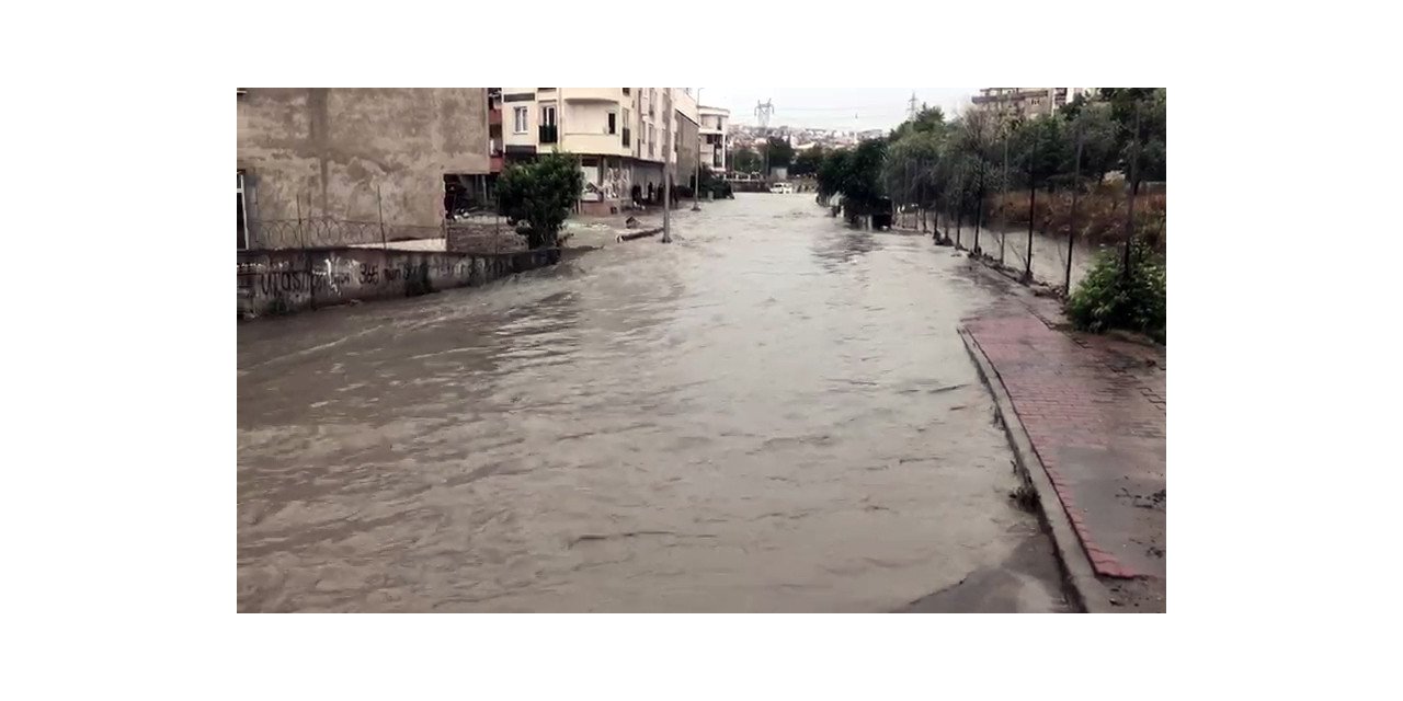 Esenyurt’ta Şiddetli Yağış Sele Neden Oldu