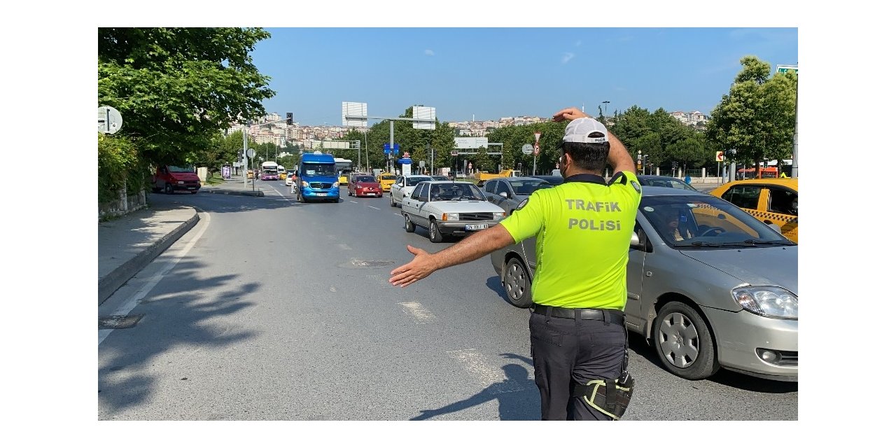 İstanbul’da Polisle Tıka Basa Dolu Minibüs Arasında Nefes Kesen Kovalamaca Kamerada