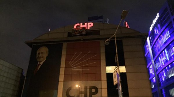 CHP’li gençler, indirilen pankartı tekrar astılar