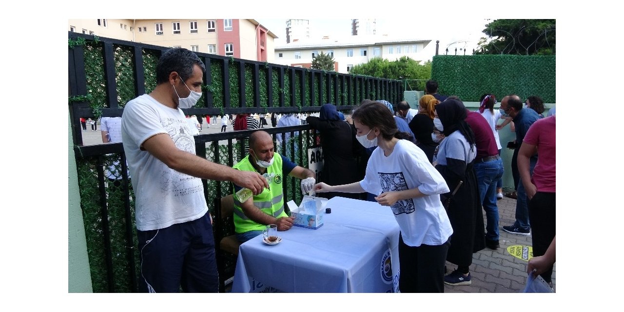 Kartal Belediyesi’nden, Yks Öncesi Öğrecilere Maske, Su Ve Kolonya İkramı