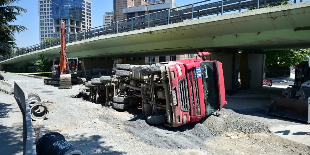 Bakırköy’de Yol Çöktü: Hafriyat Kamyonu Devrildi