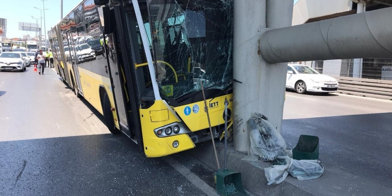 Beylikdüzü Haramidere-avcılar Seferini Yapan Körüklü Belediye Otobüsü E5 Yanyolda Refüje Çıkarak Kaza Yaptı. Kazada Bazı Yolcular Yaralandı. Yaralı Yolculara 112 Ekiplerinin Müdahalesi Devam Ediyor.