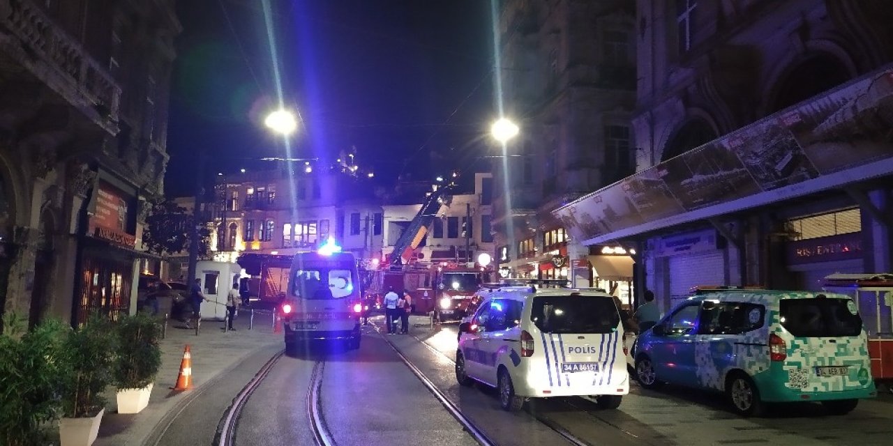 İstiklal Caddesi’nde Giyim Dükkanında Korkutan Yangın