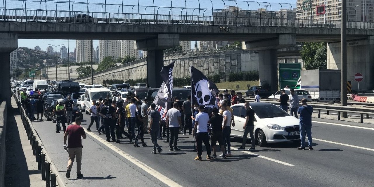 Tem Otoyolu’nu Trafiğe Kapattılar