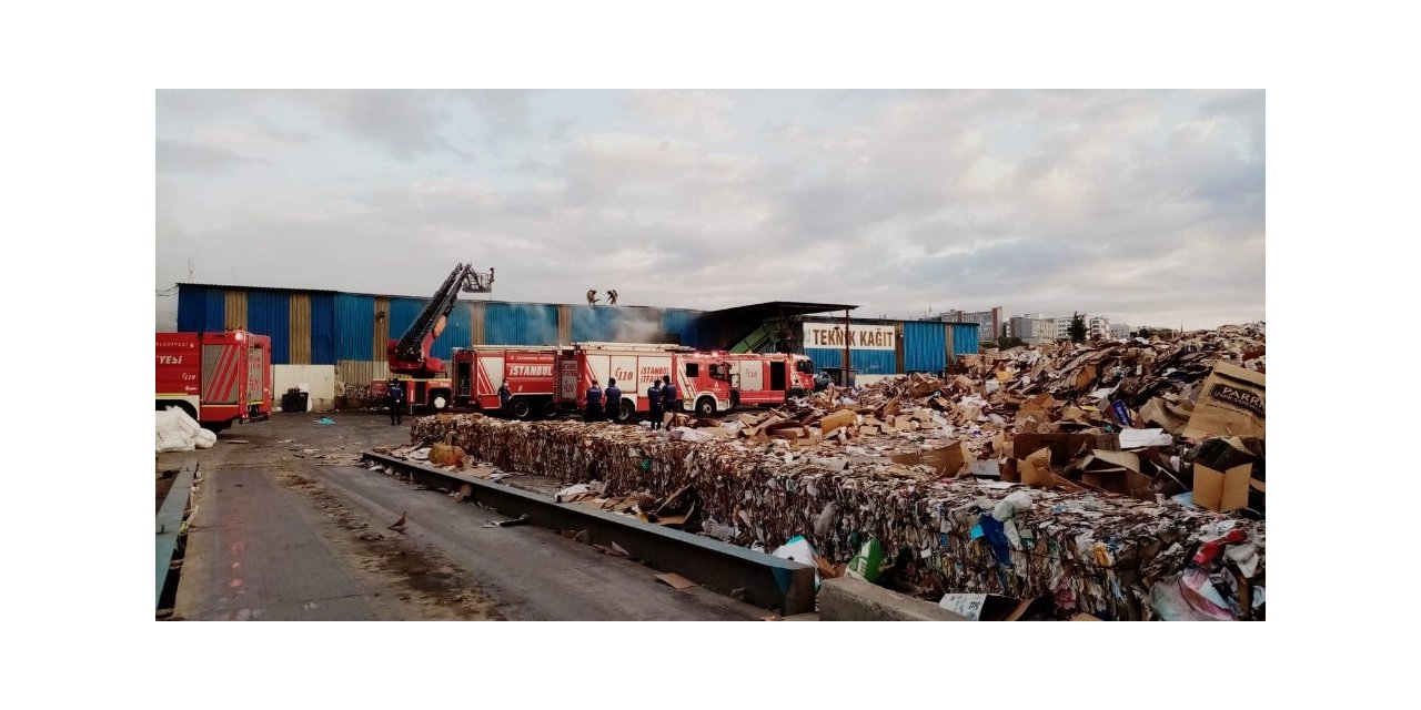 Beylikdüzü’ndeki Atık Kağıt Deposunda Yangın Çıktı