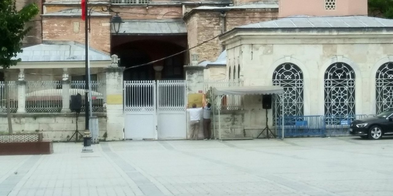 Ayasofya Camii’nde O Tabelalar Kaldırıldı