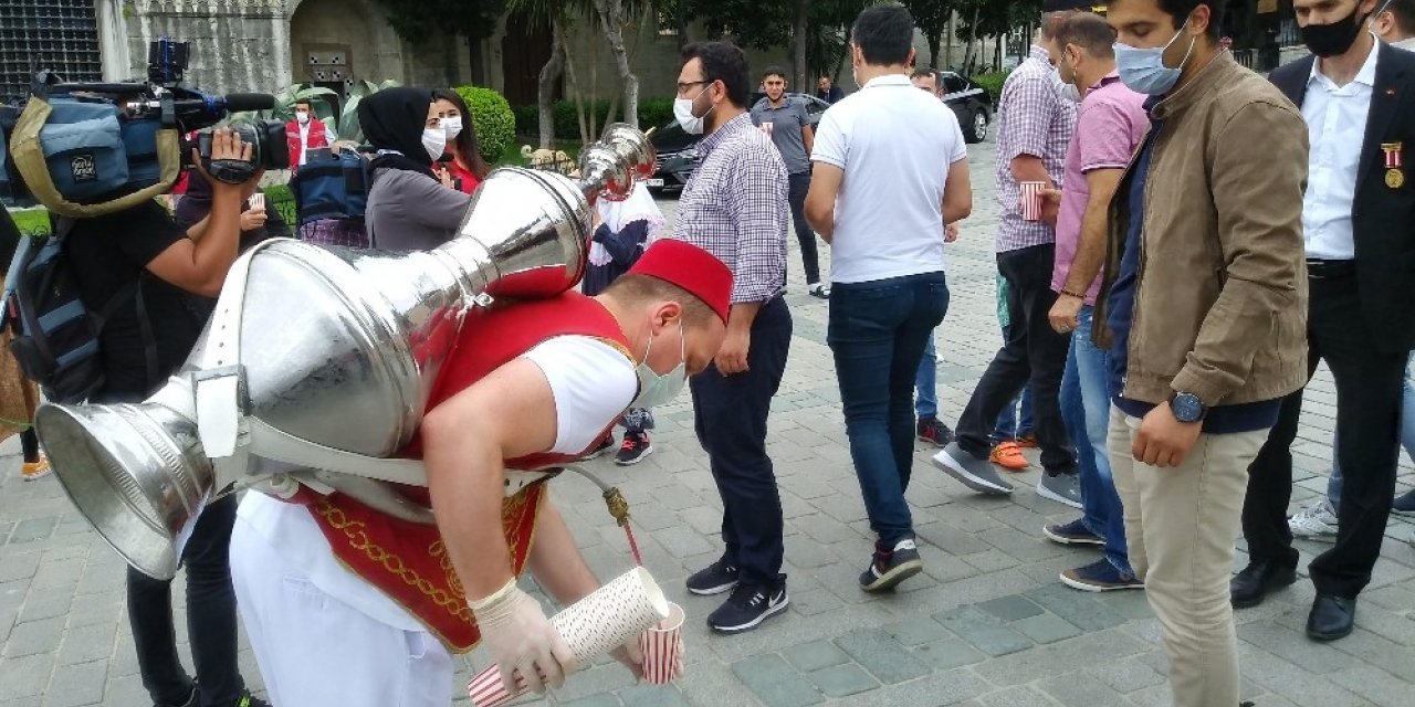 Vakıflar Bölge Müdürlüğü Sultanahmet’te 15 Temmuz Şehitleri Anısına Halka Şerbet Dağıttı