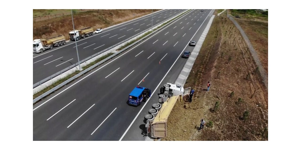 Kuzey Marmara Otoyolu’nda Hafriyat Kamyonu Devrildi: 1 Yaralı