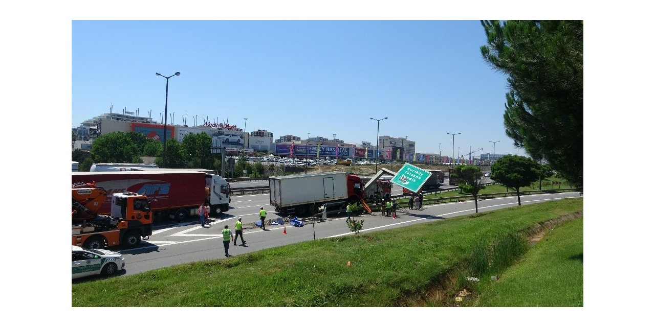 Kontrolden Çıkan Kamyon Bariyere Çarpıp Trafik Levhasını Devirdi