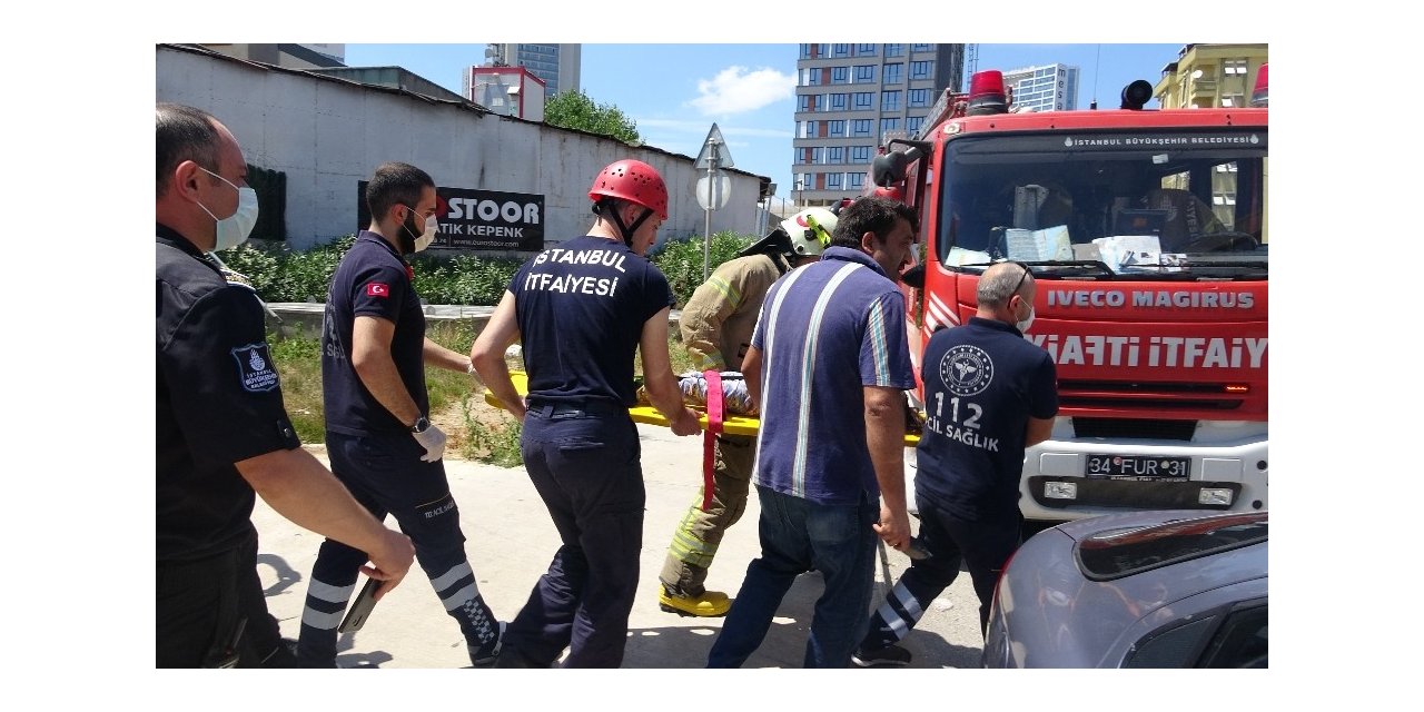 Küçük Çocuğun Saçları Metro İstasyonunda Yürüyen Merdivenlere Sıkıştı