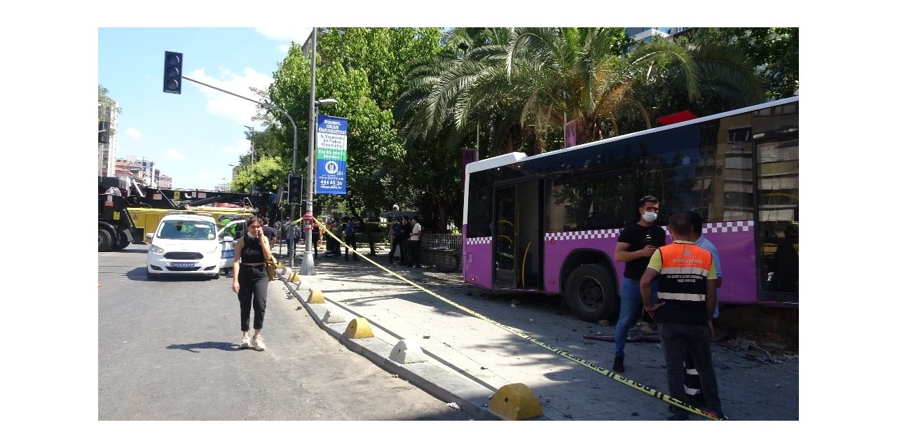 Kadıköy’de Otobüs Müjdat Gezen Sanat Merkezi’nin Bahçesine Girdi: 5 Yaralı