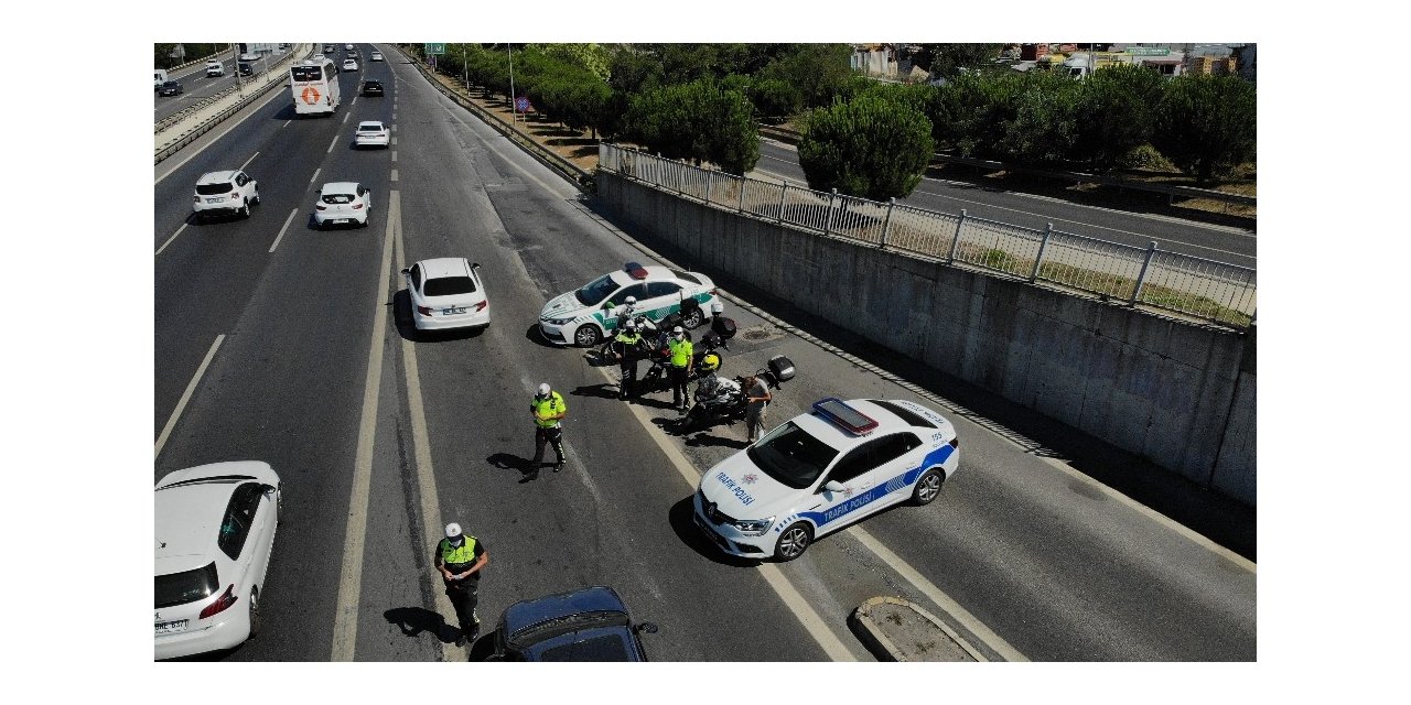 Çamlıca Gişeler’de Trafik Denetimi: Polis Ekipleri Çocuklara Çikolata Ve Düdük Verdi