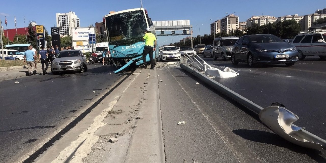 Halk Otobüsü Motosiklete Çarpmamak İçin Refüje Çıktı: 2 Yaralı