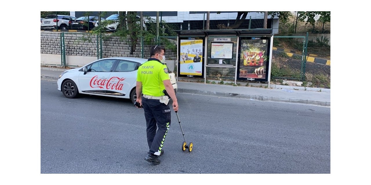 İstanbul’da Motosikletlinin Kaputa Uçtuğu Kaza Kamerada