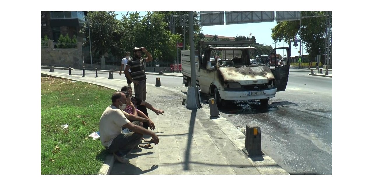 Üsküdar’da Alev Alev Yanan Araç Hurdaya Döndü