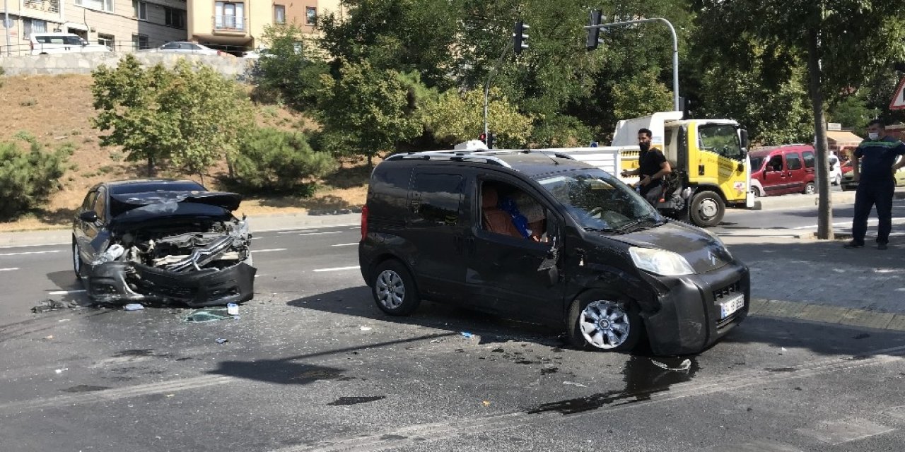 Kırmızı Işıkta Geçti Otomobil Ve Motosiklete Çarptı: 3 Yaralı