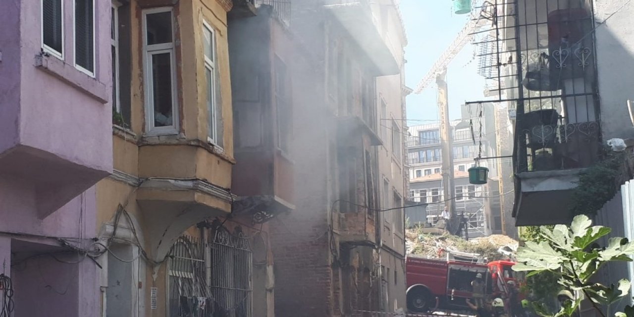 Beyoğlu’nda Bulunan Metruk Binada Yangın Çıktı